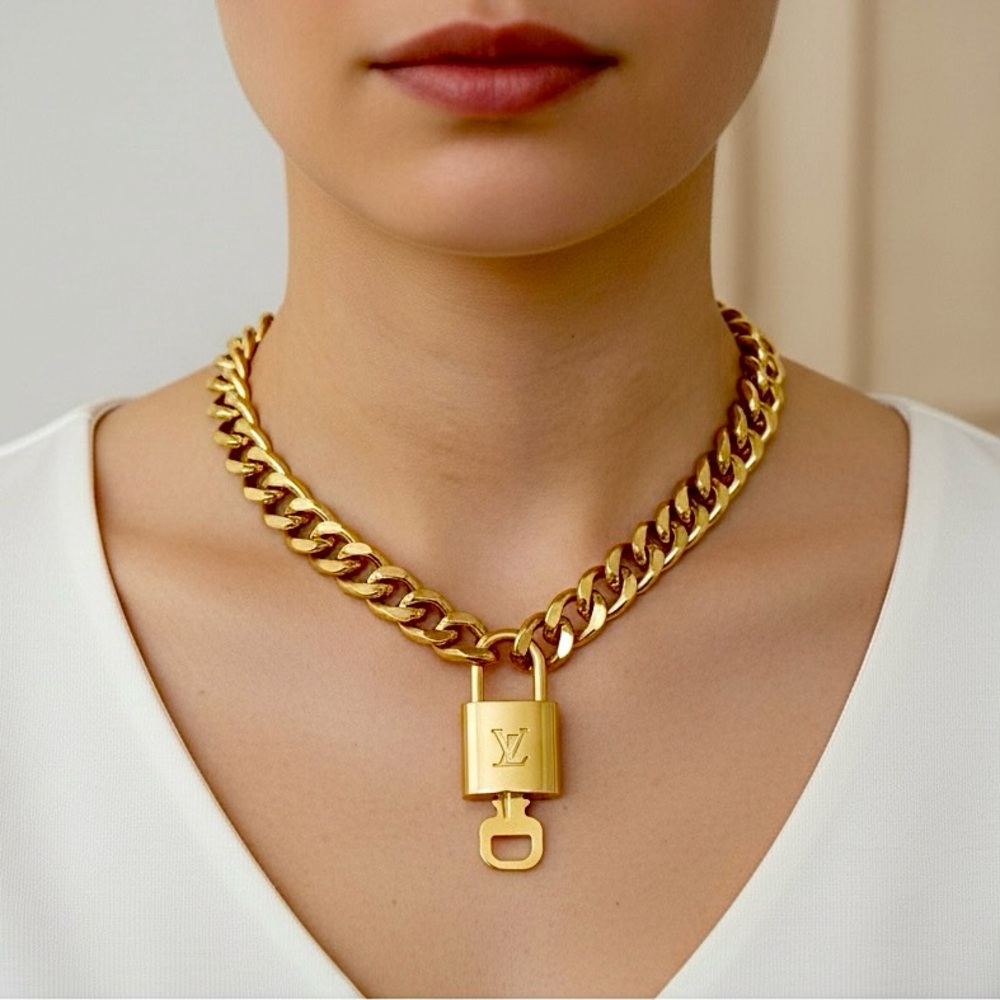 Luxurious Authentic Louis Vuitton Gold Padlock Key Necklace Complimentary - Picture 2 of 5